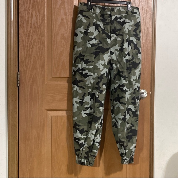 Shoe Dazzle Women's Camo Print Joggers - Picture 1 of 7